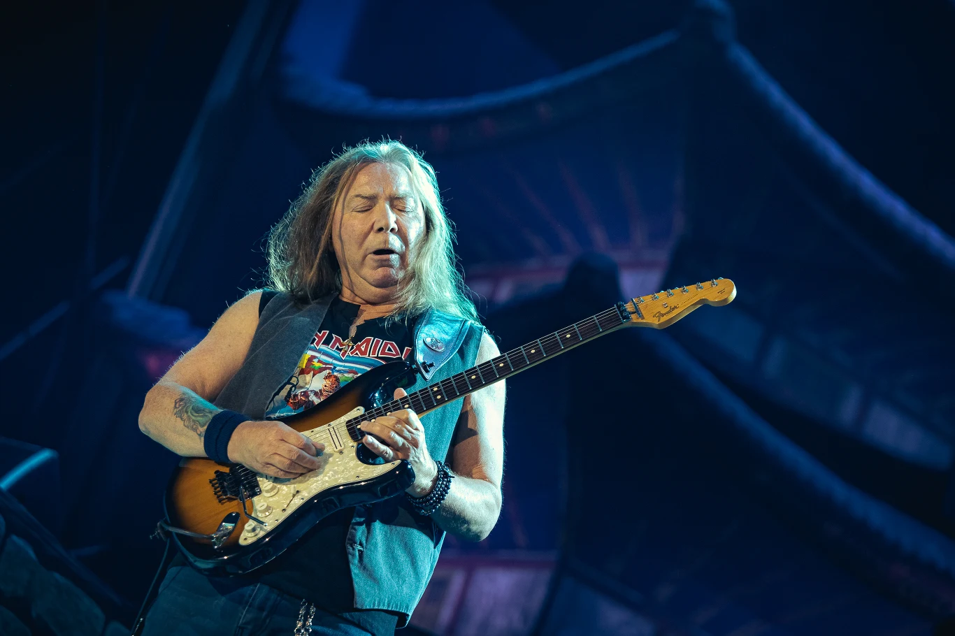 Jednym z trzech gitarzystów w zespole jest Dave Murray.