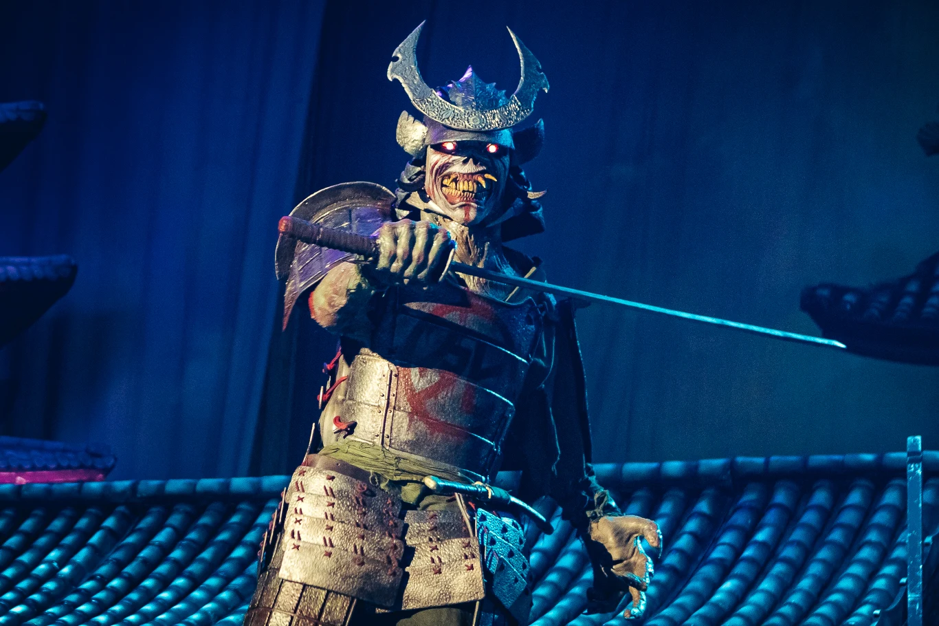 Na scenie nie zabrakło też oczywiście "maskotki" zespołu, czyli słynnego Eddiego, tym razem w wersji samurajskiej.