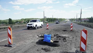 Kratery na moście Antonowskim w Chersoniu na Dnieprze spowodowane uderzeniem ukraińskich rakiet