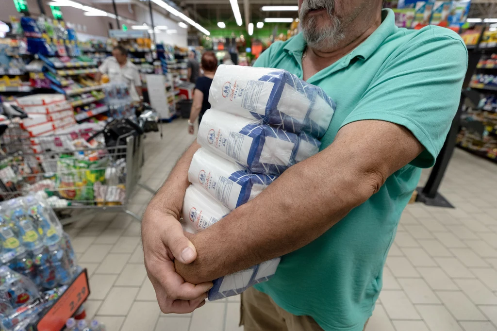 Polacy masowo wykupują cukier ze sklepów