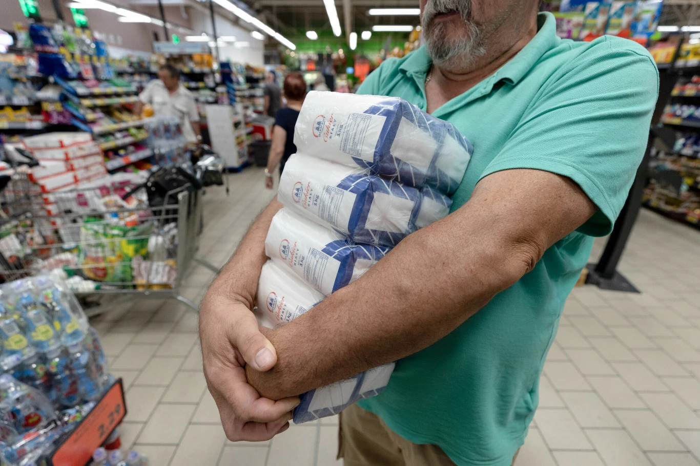 Polacy masowo wykupują cukier ze sklepów Polacy masowo wykupują cukier ze sklepów