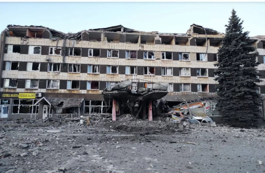 Zniszczony hotel pokazuje na Telegramie Departament Komunikacji Strategicznej Sił Zbrojnych Ukrainy