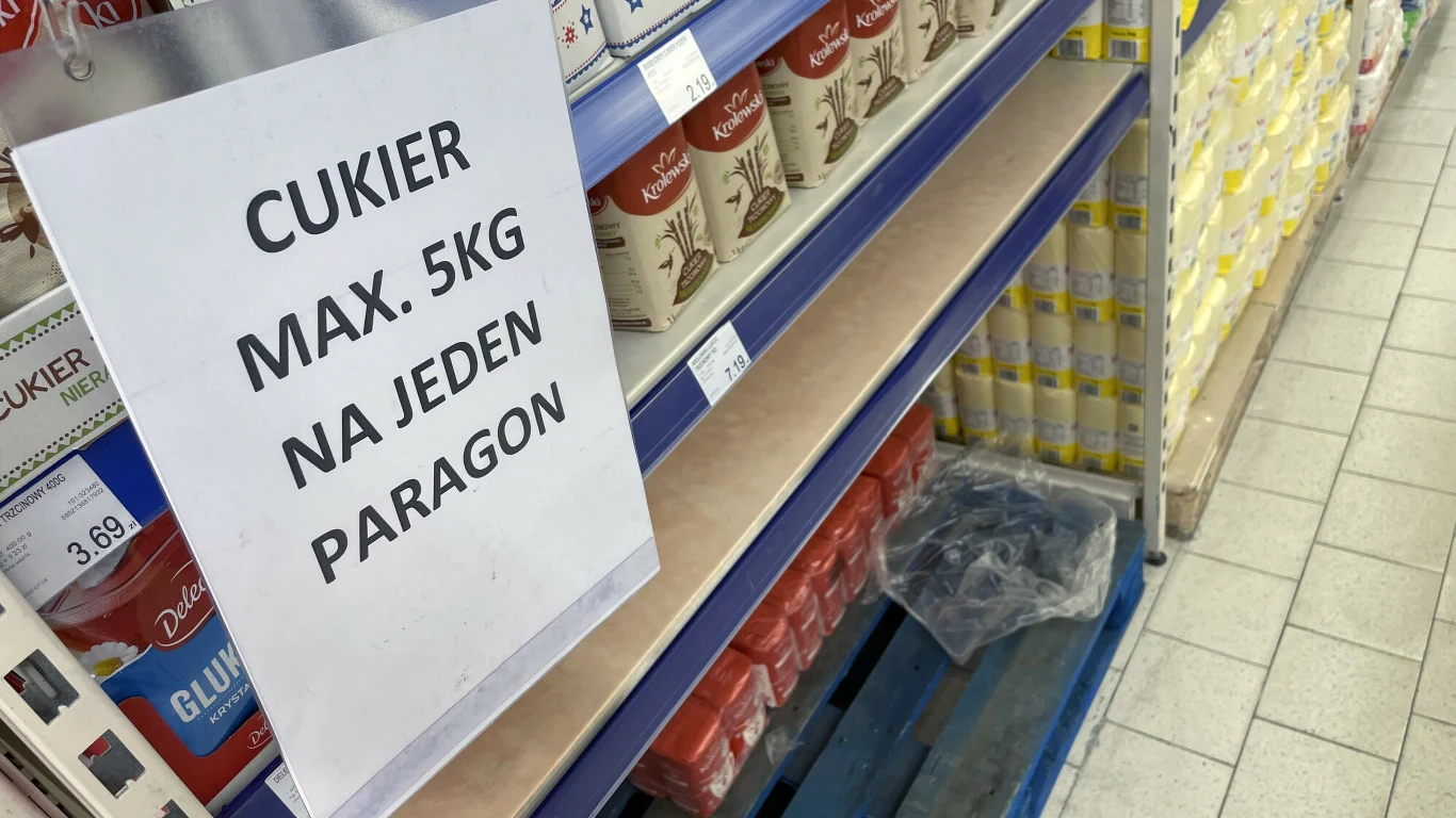 Braki cukru na sklepowych półkach. Niektóre sieci wprowadziły reglamentację towaru Braki cukru na sklepowych półkach. Niektóre sieci wprowadziły reglamentację towaru
