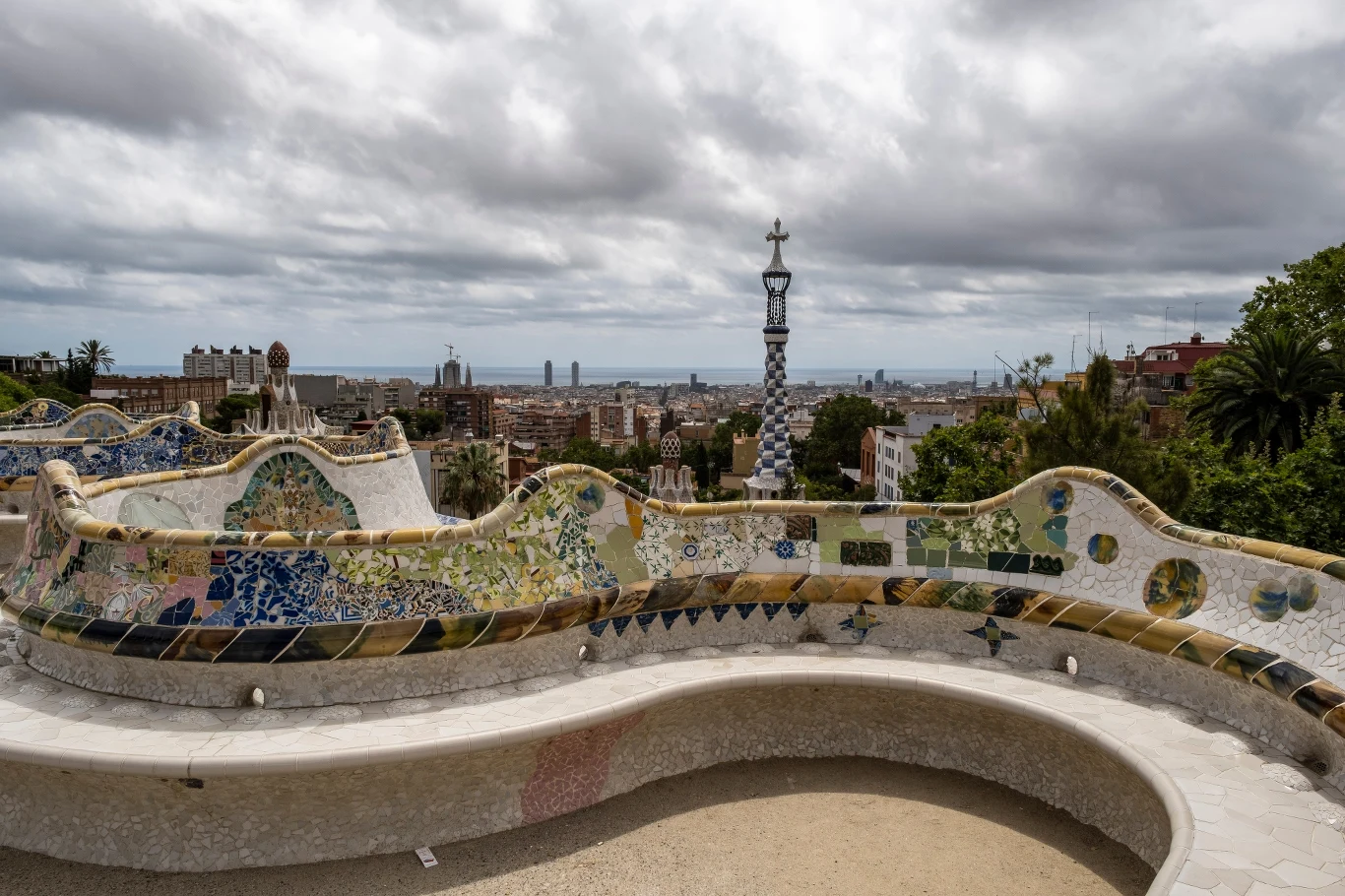 Z tarasu znajdującego się w Parku Güell można podziwiać Barcelonę 