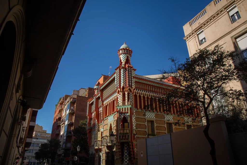 Casa Vicens to połączenie nieoczywistych elementów, faktur i wzorów