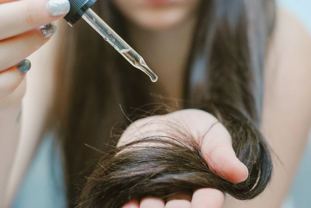 Olej rycynowy dedykowany jest przede wszystkim dla włosów zniszczonych i przesuszonych