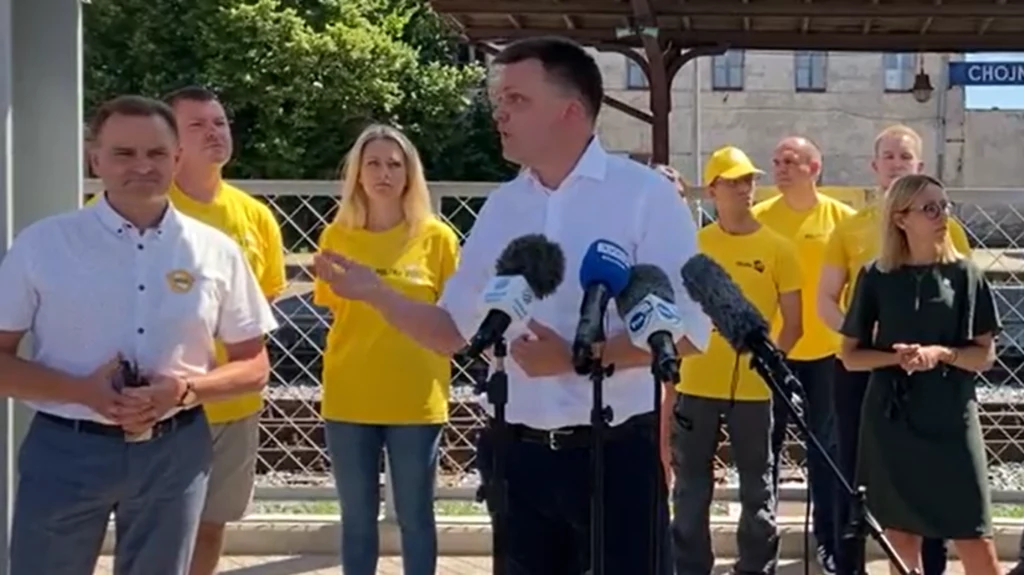 Konferencja Szymona Hołowni na dworcu autobusowym w Chojnicach Konferencja Szymona Hołowni na dworcu autobusowym w Chojnicach