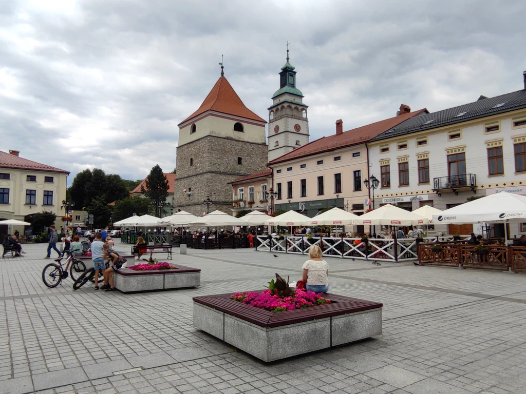 Żywiecki rynek - widok na kamienną dzwonnicę