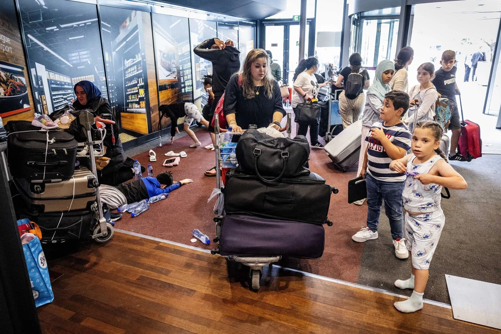 Pasażerowie na lotnisku w Rotterdamie Pasażerowie na lotnisku w Rotterdamie