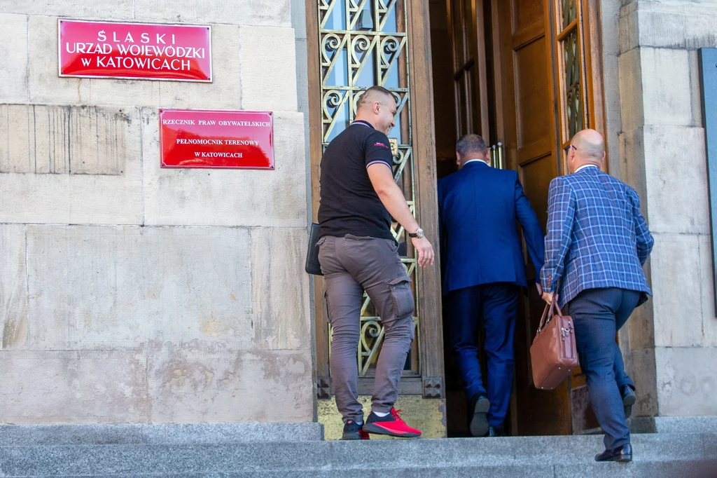 Rafał Jedwabny ze Związku Zawodowego "Sierpień '80" przed siedzibą Śląskiego Urzędu Wojewódzkiego w drodze na spotkanie z premierem Rafał Jedwabny ze Związku Zawodowego "Sierpień '80" przed siedzibą Śląskiego Urzędu Wojewódzkiego w drodze na spotkanie z premierem