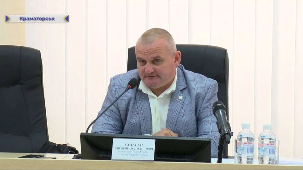 Hałahan podczas pracy w ministerstwie ds. weteranów. Zdj. archiwalne Hałahan podczas pracy w ministerstwie ds. weteranów. Zdj. archiwalne