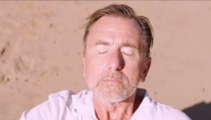 Tim Roth w filmie "Sundown"