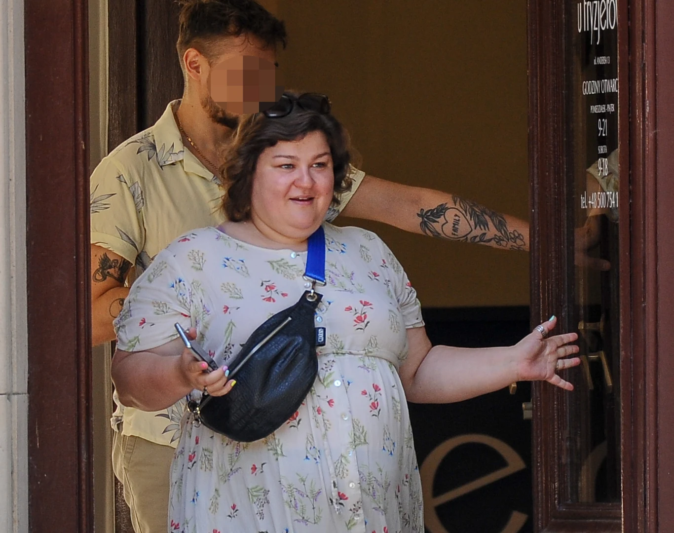 Dominika Gwit wychodzi od fryzjera Dominika Gwit wychodzi od fryzjera