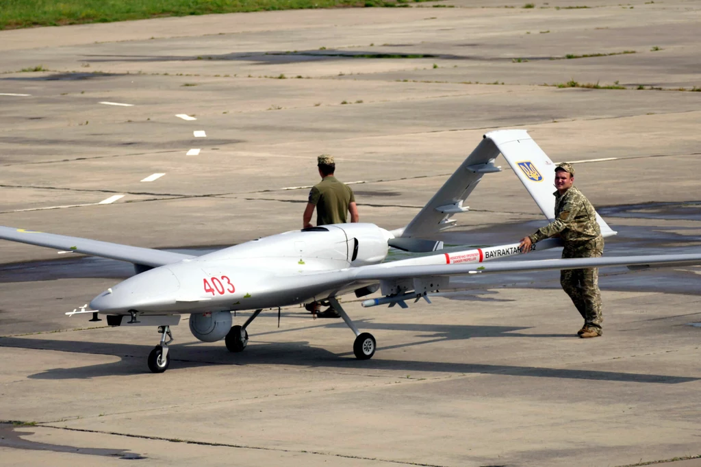Bayraktar TB2 jest tureckim dronem bezzałogowym, który znajduje się w wyposażeniu ukraińskiej armii od 2019 roku