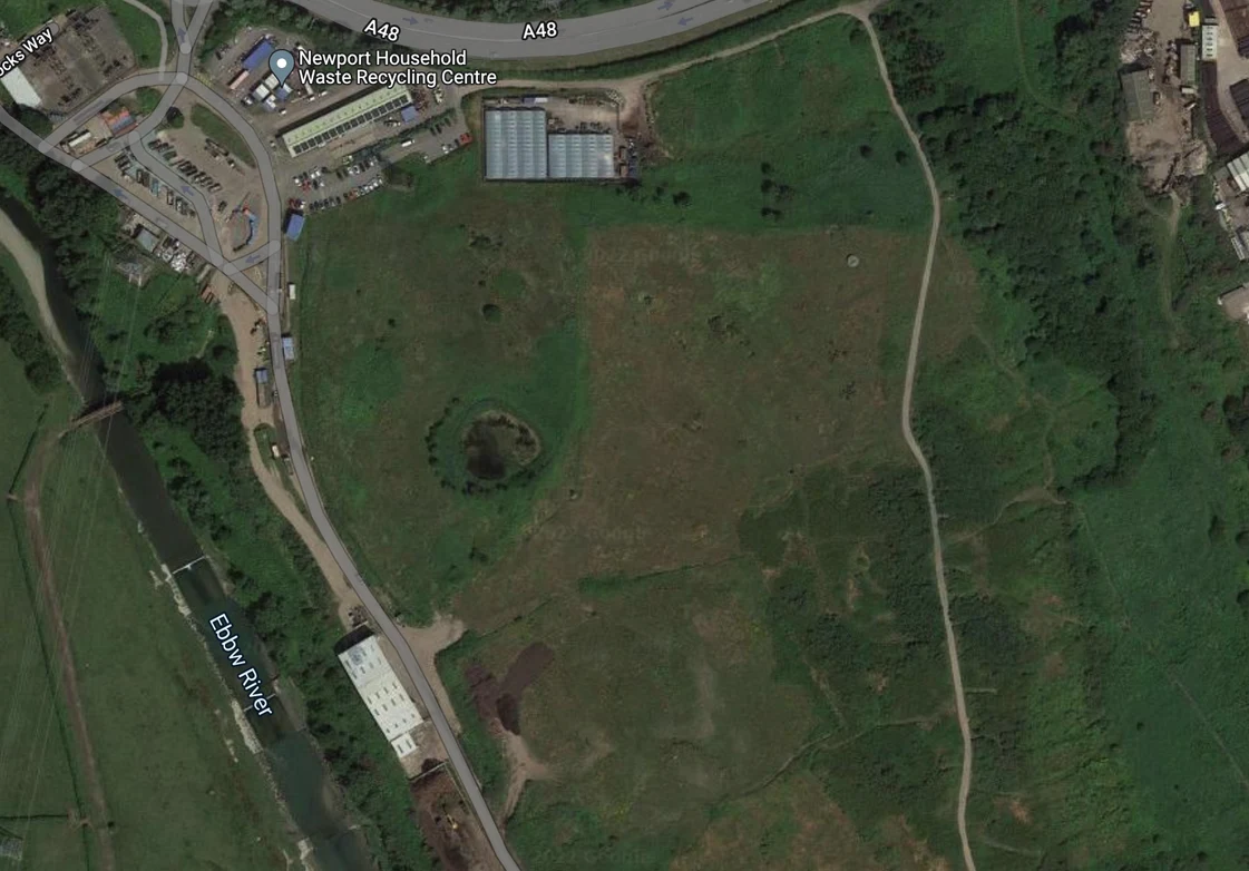 Porośnięte trawą wysypisko, które chce przekopać James Howells w poszukiwaniu swojego dysku Porośnięte trawą wysypisko, które chce przekopać James Howells w poszukiwaniu swojego dysku