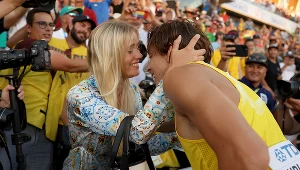 Desire Inglander cieszy się z sukcesu Armanda Duplantisa.