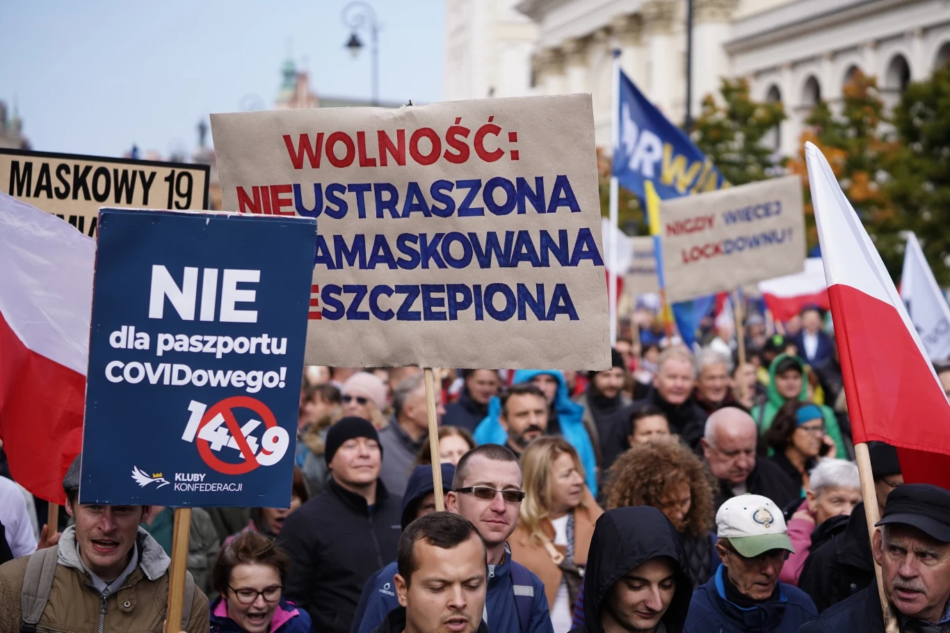 Rząd ugiął się przed ruchem antyszczepionkowym, jeśli chodzi o wprowadzanie ostrych restrykcji antycovidowych