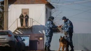 Funkcjonariusze na straży w pobliżu punktu kontroli bezpieczeństwa w kolonii karnej IK-2 w Pokrov w Rosji. Zdj. ilustracyjne