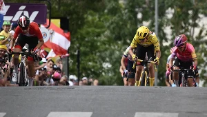 Cecilie Uttrup Ludwig (pierwsza z lewej) na finiszu wtorkowego etapu