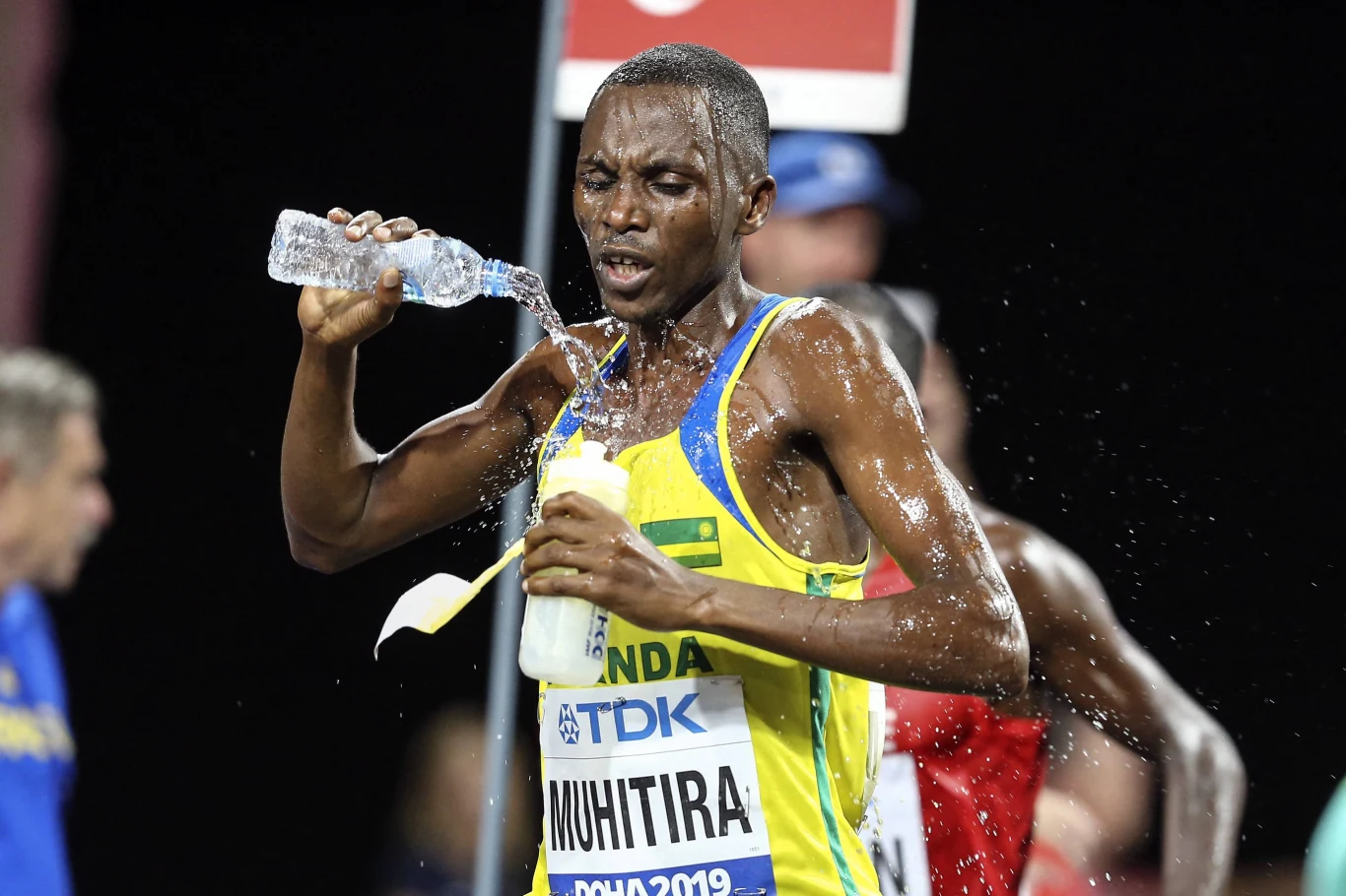 Maraton mężczyzn w Dosze. Biegacze zmagali się z wysoką temperaturą oraz wilgotnością powietrza.