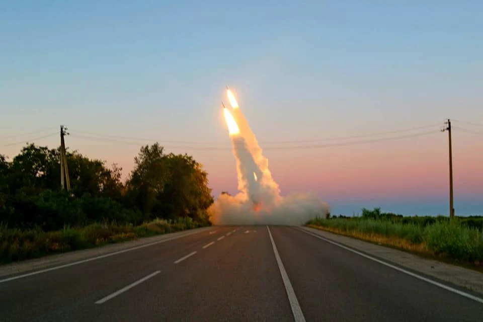 Ukraińscy żołnierze używający amerykańskich systemów rakietowych HIMARS do atakowania rosyjskich celów. Zdj. ilustracyjne Ukraińscy żołnierze używający amerykańskich systemów rakietowych HIMARS do atakowania rosyjskich celów. Zdj. ilustracyjne