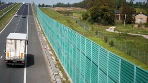 Ciągnące się kilometrami ekrany akustyczne to cecha charakterystyczna wielu polskich dróg