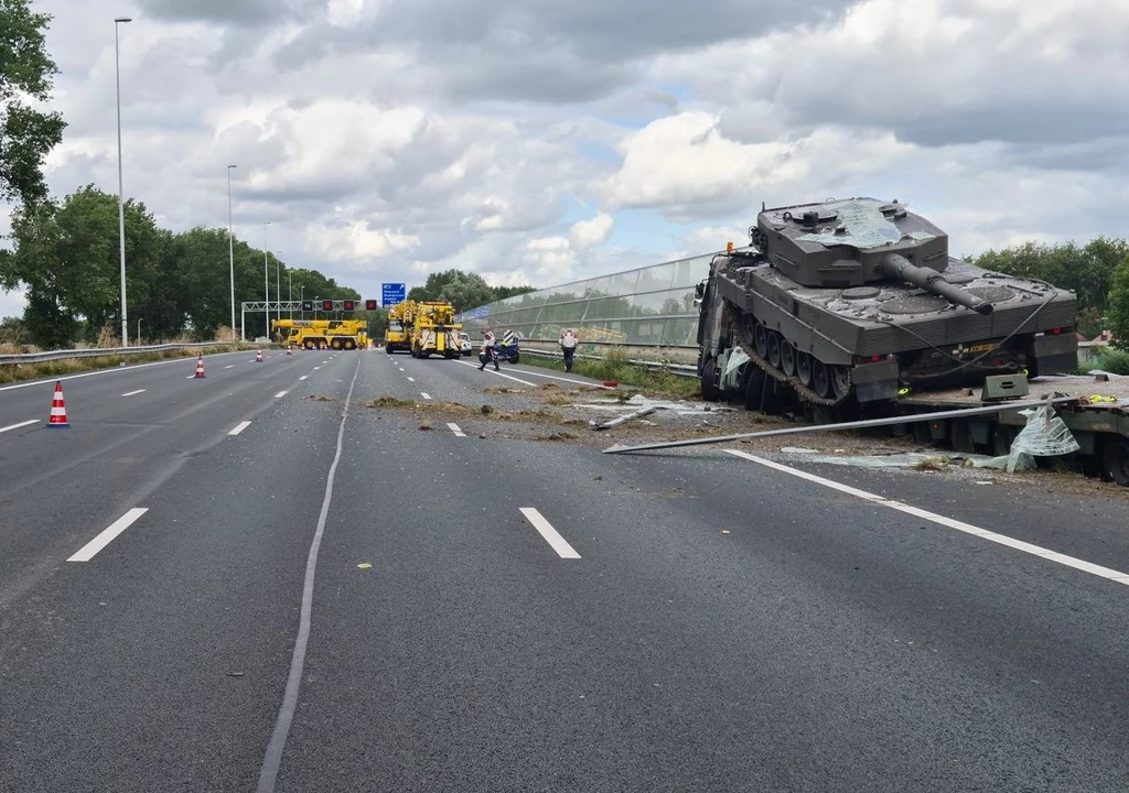 Wypadek transportera czołgów na holenderskiej autostradzie A12. Leopard 2A4 wbił się w ekrany akustyczne. / fot twitter - WISI_Nick