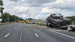 Ciężarowka z czołgiem wbiła się w bariery na autostradzie. Zawiodła opona