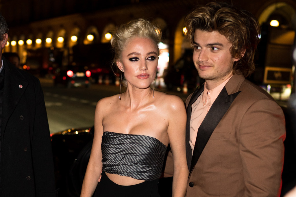 Joe Keery w serialu "Stranger Things" gra Steve'a Harringtona, obok jego partnerka, aktorka Maika Monroe