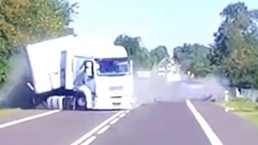 Wypadek na DK17 mógł skończyć się tragicznie. Na szczęście nikt nie zginął Wypadek na DK17 mógł skończyć się tragicznie. Na szczęście nikt nie zginął