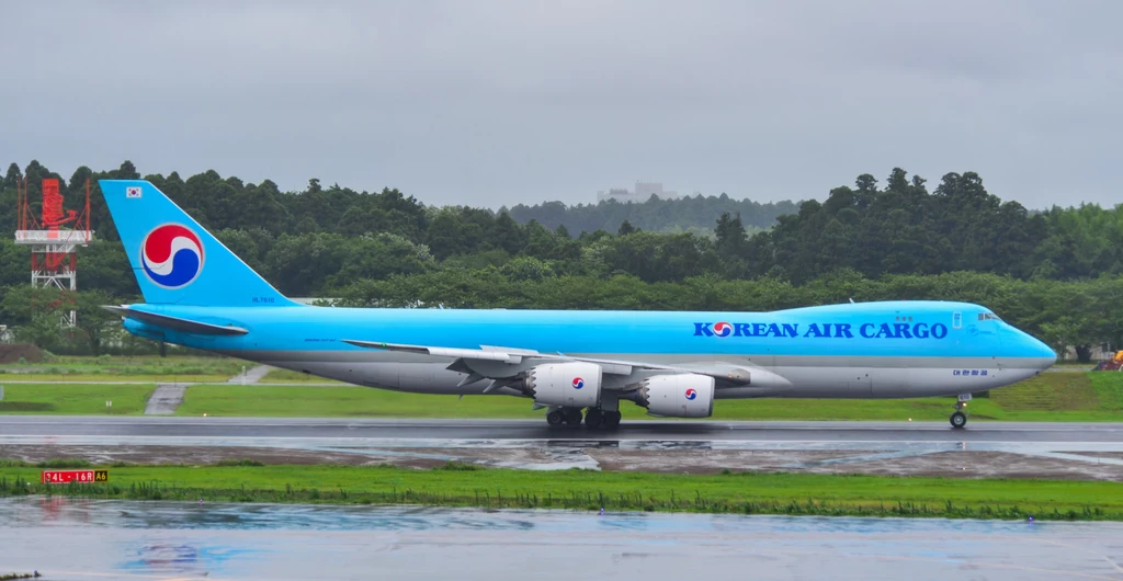 Boeing 747-8F to najdroższy transportowiec w gamie amerykańskiego producenta. Ale i tak znajduje swoich nabywców. 