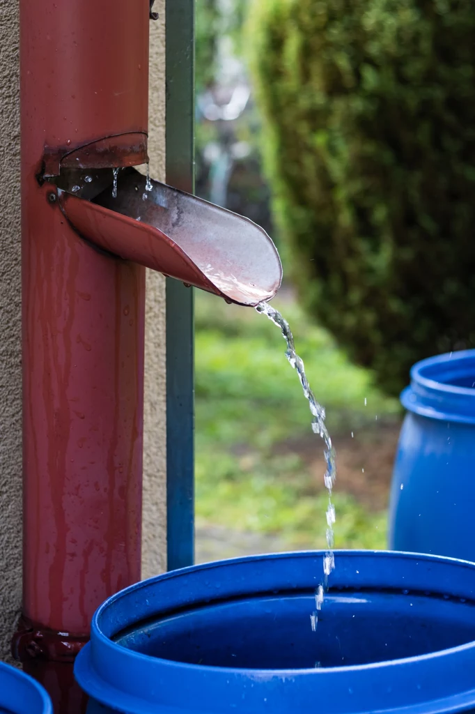 Montaż łapacza deszczówki ułatwia gromadzenie wody opadowej na posesji 