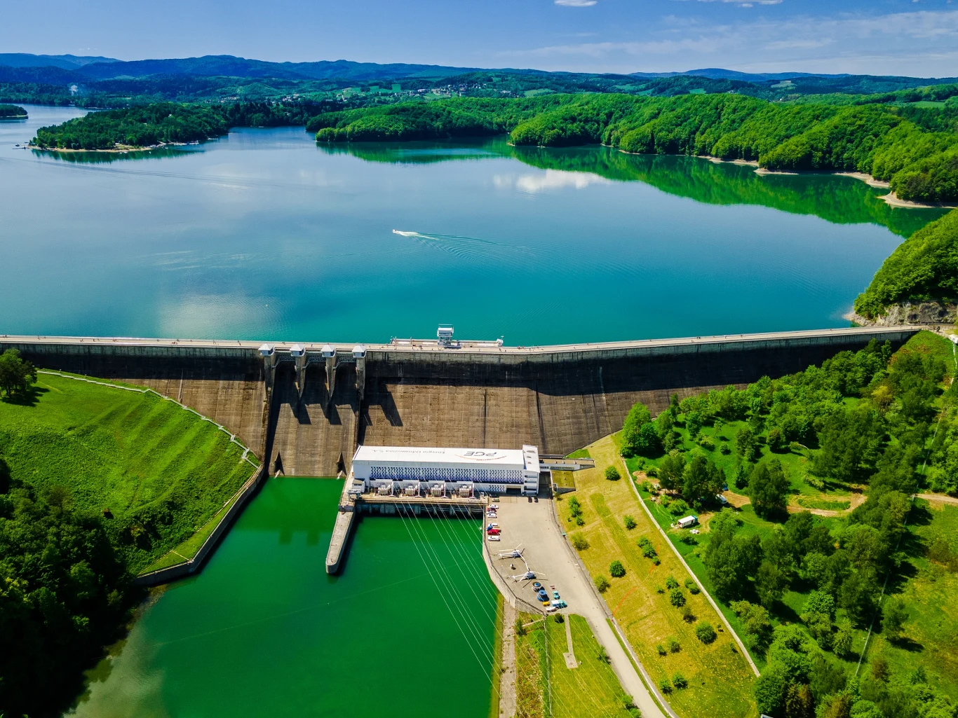 Jezioro Solińskie oraz zaporę można zobaczyć z tej perspektywy dzięki nowej kolejce gondolowej Jezioro Solińskie oraz zaporę można zobaczyć z tej perspektywy dzięki nowej kolejce gondolowej