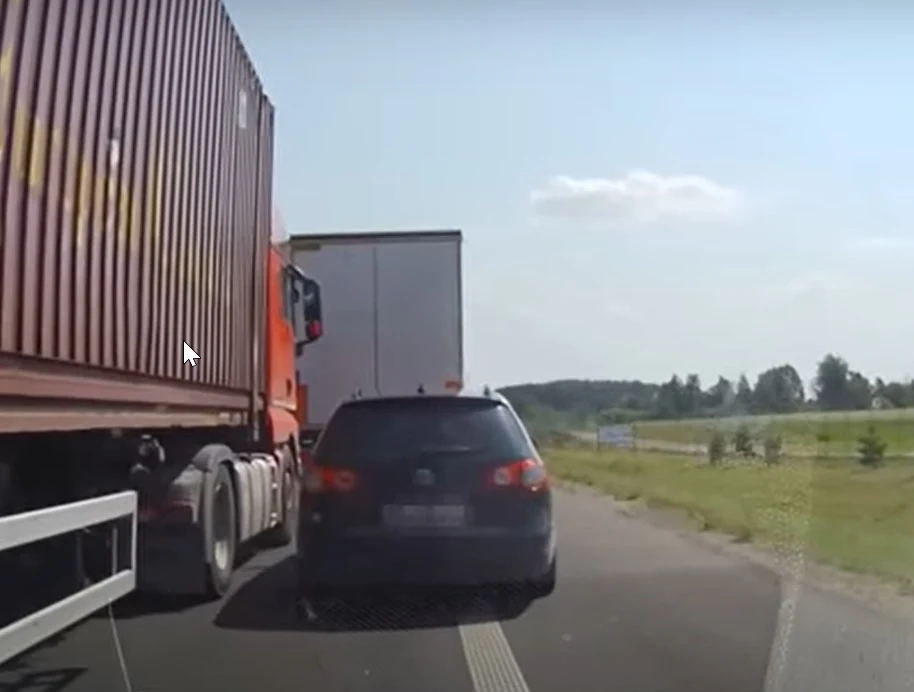 Kierowca TIR-a bardzo nie chciał być wyprzedzony przed zwężeniem autostrady Kierowca TIR-a bardzo nie chciał być wyprzedzony przed zwężeniem autostrady