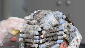 W PRL-u o takiej fryzurze marzyła każda kobieta. Dziś znów jest na topie