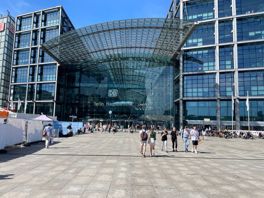 Berlin Hauptbahnhof - widok z zewnątrz Berlin Hauptbahnhof - widok z zewnątrz