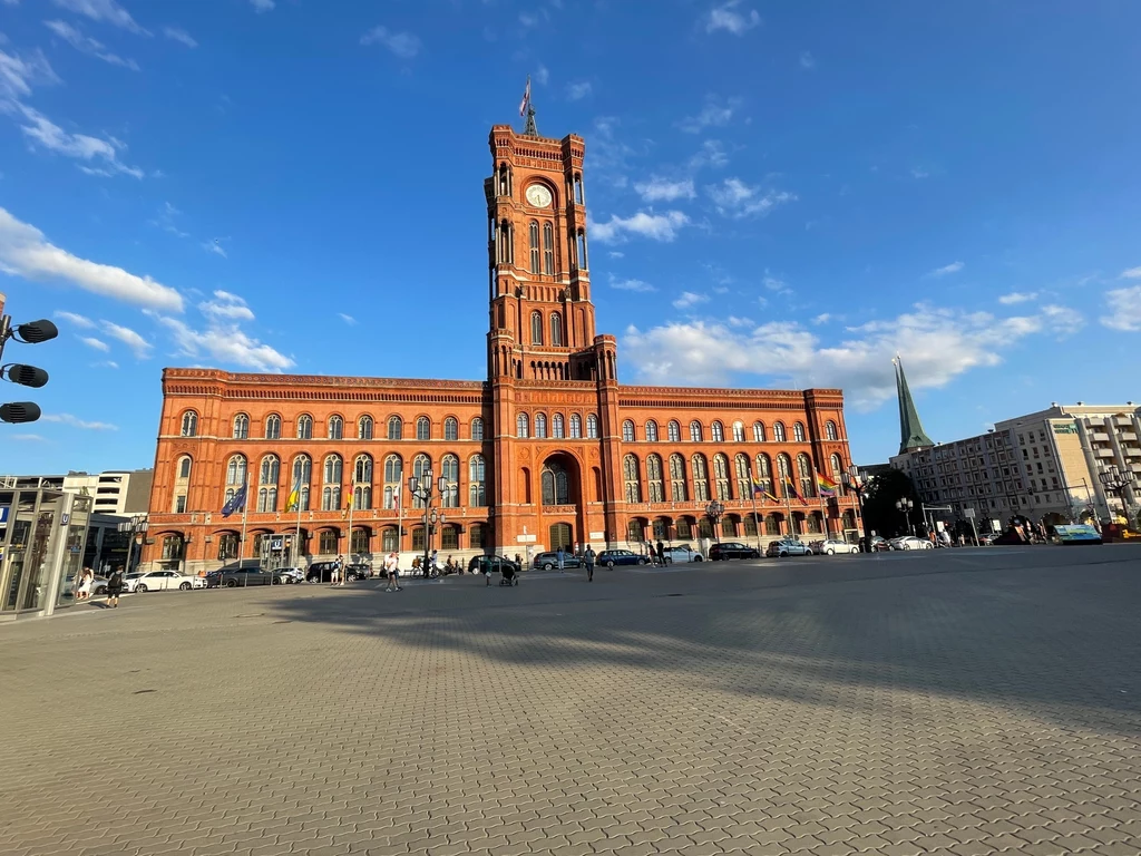 Rotes Rathaus nieopodal Alexanderplatz Rotes Rathaus nieopodal Alexanderplatz
