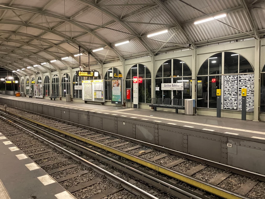 Stacja Görlitzer Bahnhof w sobotę wieczorem Stacja Görlitzer Bahnhof w sobotę wieczorem