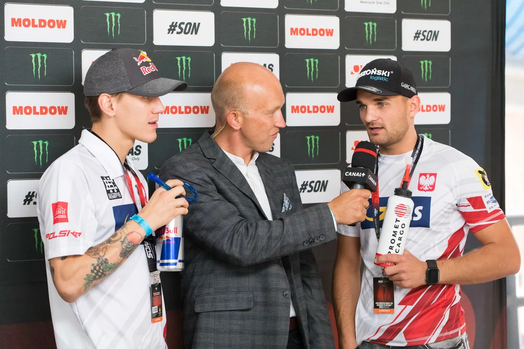 Maciej Janowski (po lewej) i Bartosz Zmarzlik w rozmowie z Łukaszem Benzem