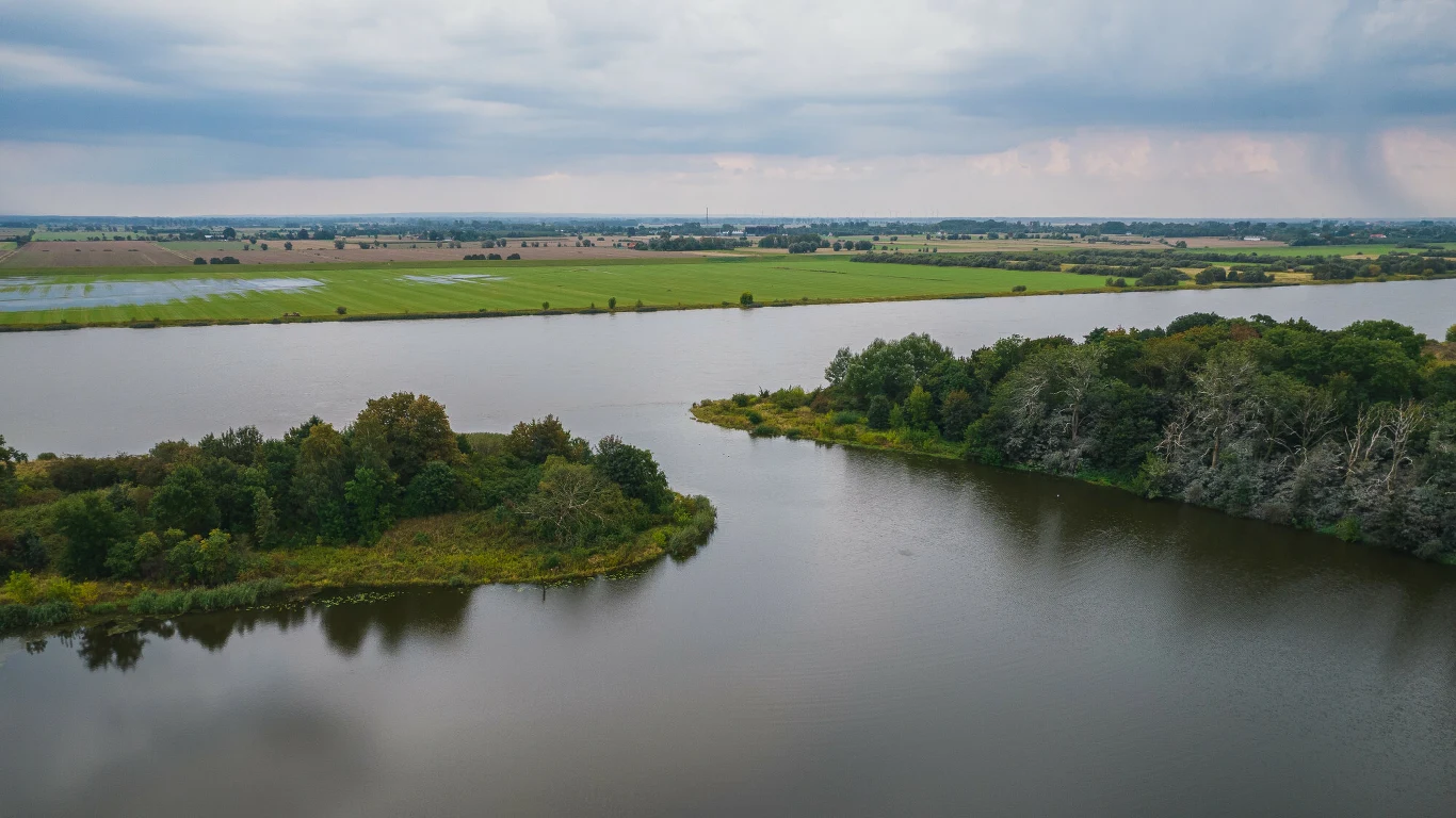 Wyspa Sobieszewska to miejsce, które koniecznie trzeba odwiedzić podczas wakacji w Gdańsku. Gwarantuje spokój i przepiękne trasy rowerowe Wyspa Sobieszewska to miejsce, które koniecznie trzeba odwiedzić podczas wakacji w Gdańsku. Gwarantuje spokój i przepiękne trasy rowerowe
