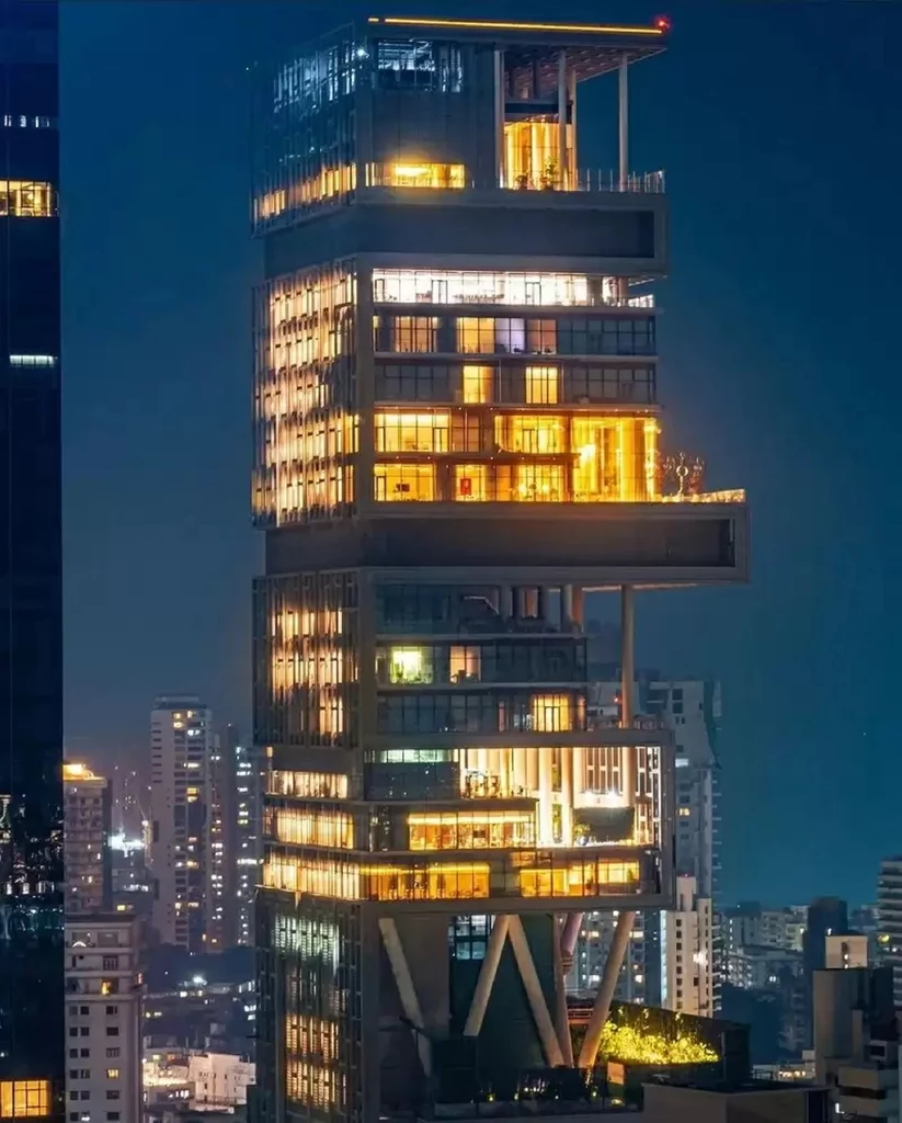 Rezydencja Antilia Tower nocą wygląda oszałamiająco i stała się jednym z najbardziej rozpoznawalnych budynków Indii /foto: architecturaldigest