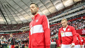 Mateusz Wieteska w trykocie reprezentacji Polski, za nim Kamil Glik