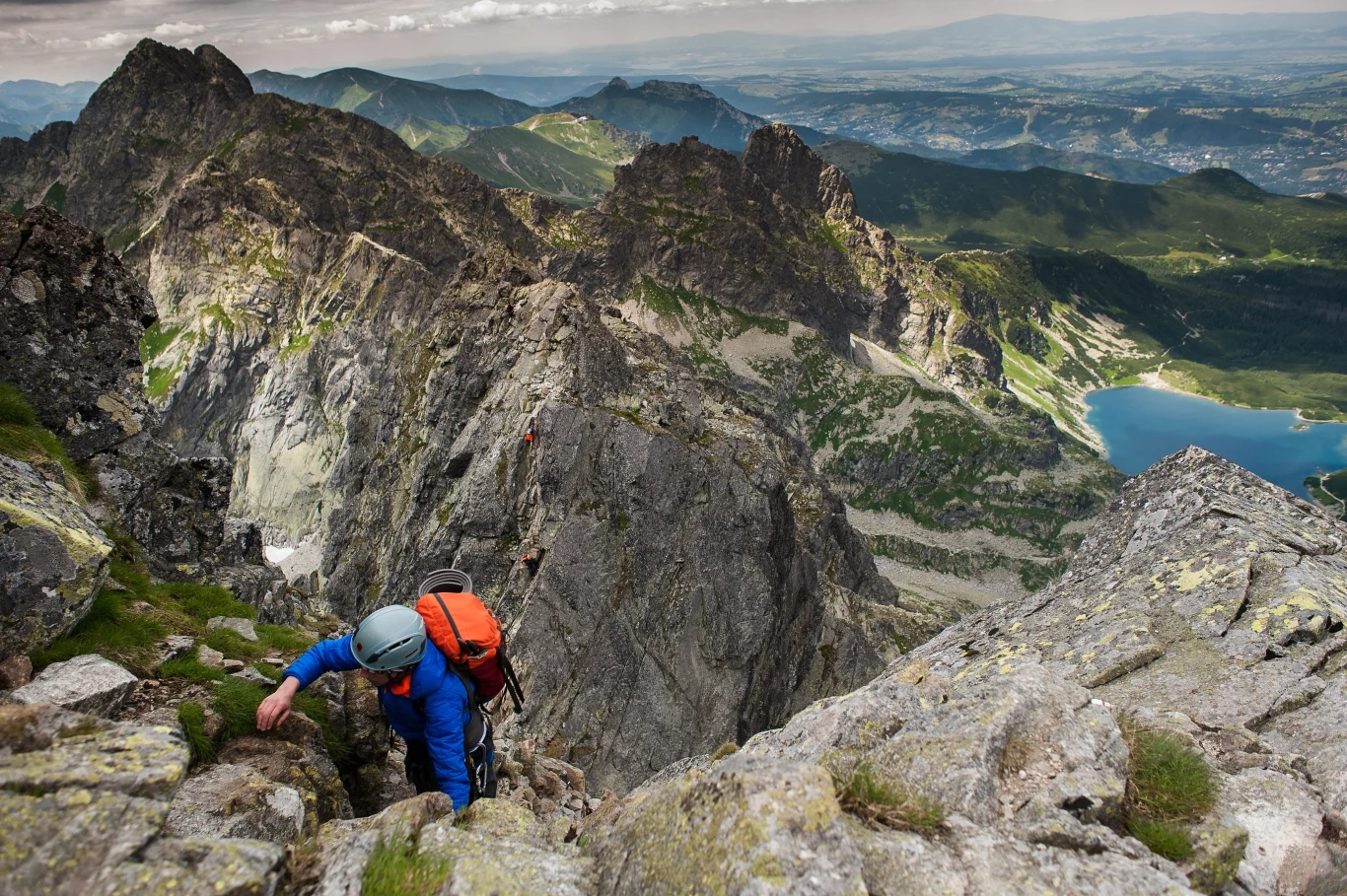Tatry każdego roku w sezonie letnim przeżywają prawdziwe oblężenie. Jednak wiele szlaków nie jest przeznaczonych dla niedoświadczonych turystów/Orla Perć, widok z Koziego Wierchu Tatry każdego roku w sezonie letnim przeżywają prawdziwe oblężenie. Jednak wiele szlaków nie jest przeznaczonych dla niedoświadczonych turystów/Orla Perć, widok z Koziego Wierchu