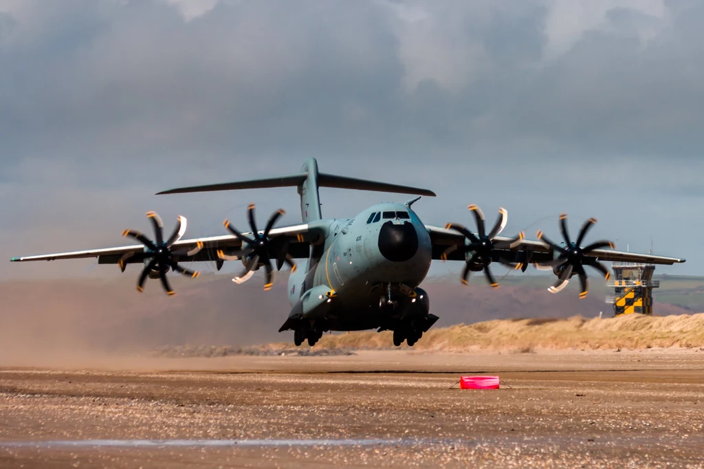 Airbus A400M ma ładowność do 37 ton i zasięg 3,7 tysiąca kilometrów. Coraz częstsze pożary lasów sprawiły, że postanowiono go wykorzystać w walce z żywiołem. 