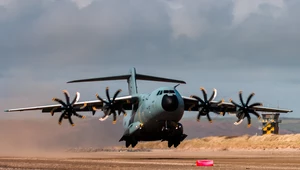 Airbus A400M ma ładowność do 37 ton i zasięg 3,7 tysiąca kilometrów. Coraz częstsze pożary lasów sprawiły, że postanowiono go wykorzystać w walce z żywiołem. 