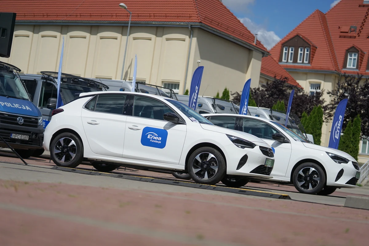 E-Corsy są wyposażone w baterie o pojemności 50 kWh