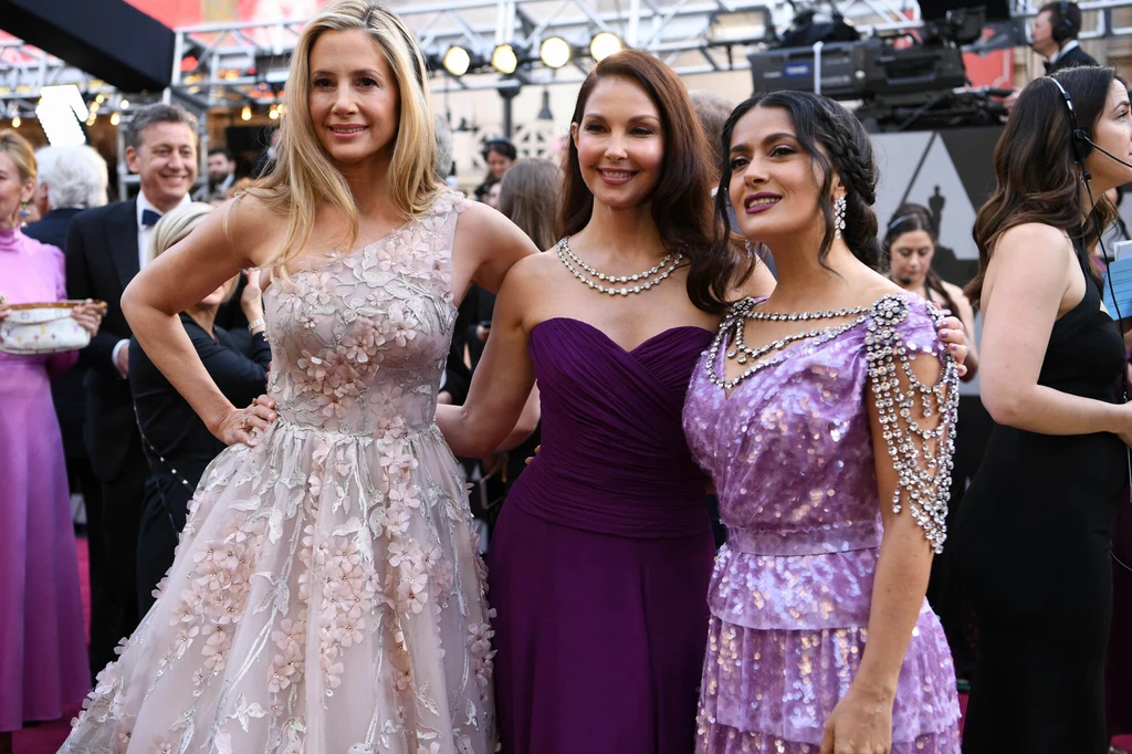 Ashley Judd z Mirą Sorvino i Salmą Hayek podczas Oscarów w 2018 roku 