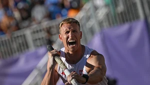 Piotr Lisek, a na twarzy jego słynny okrzyk, którym dodaje sobie animuszu na rozbiegu