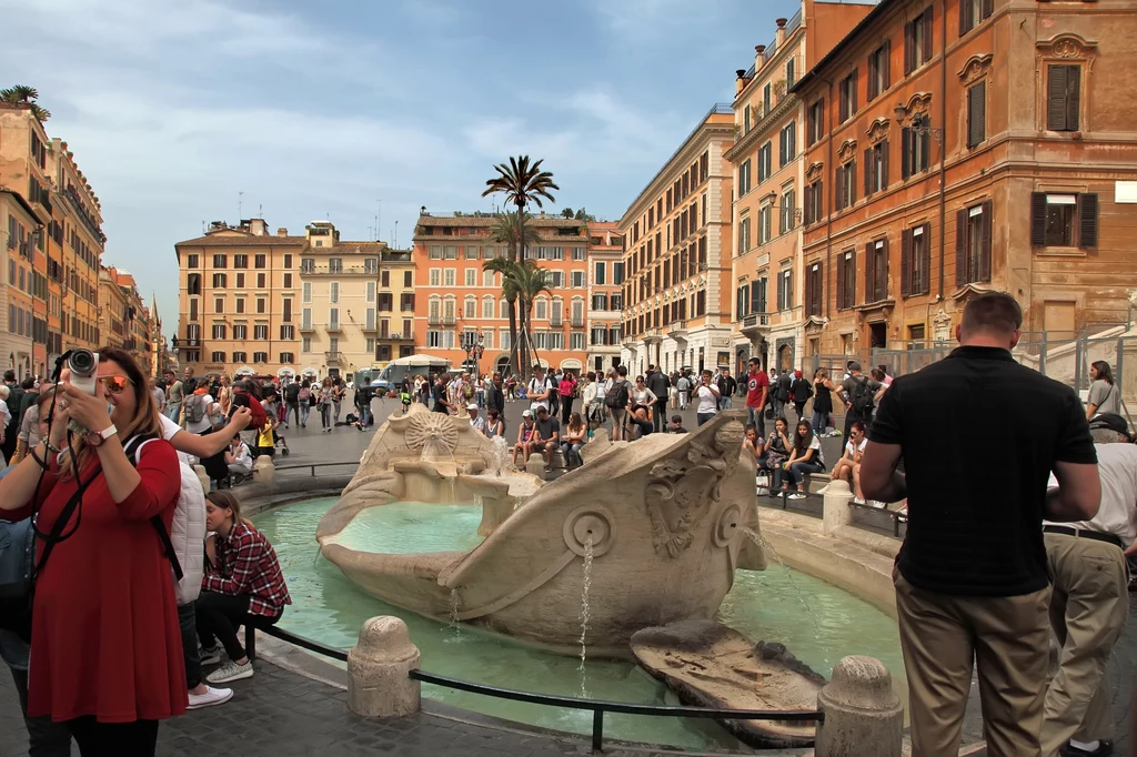 Brytyjczyk został ukarany we Włoszech mandatem w wysokości 500 euro za zamoczenie stóp w fontannie