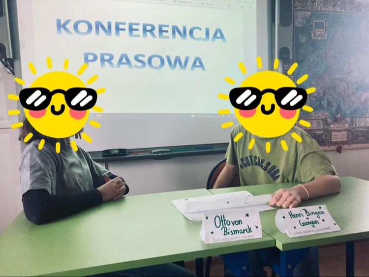 Konferencja prasowa na lekcji historii